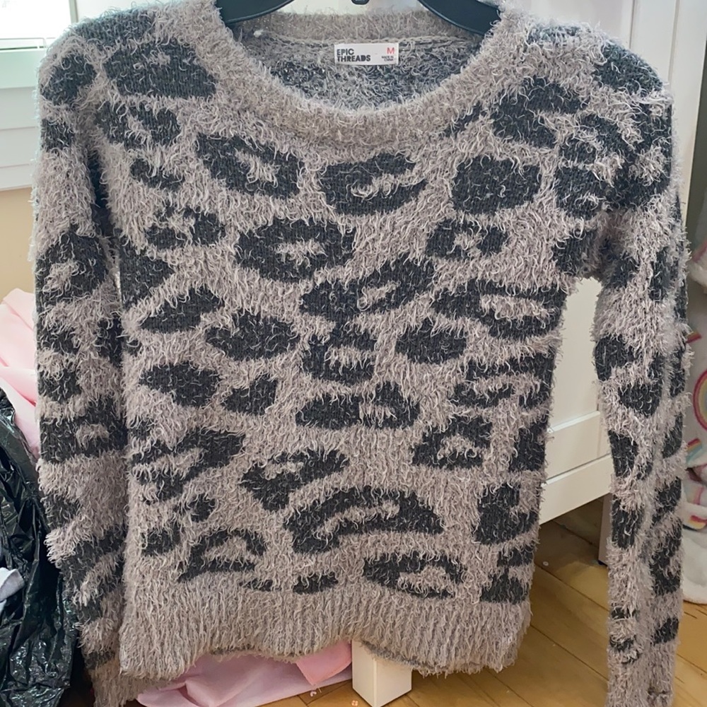 Girls Epic Threads Gray Sparkle Animal Print Sweater Size Medium Very Soft